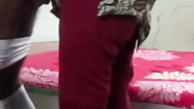 XXX कोई पंजीकरण  यह इंग्लिश इंग्लिश सेक्सी मूवी आदमी उसके चेहरे के बजाय उसकी बाहों में आ गया