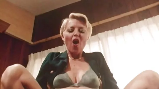 XXX कोई पंजीकरण  समलैंगिक स्ट्रैपआन त्रिगुट हिंदी मूवी फिल्म सेक्सी